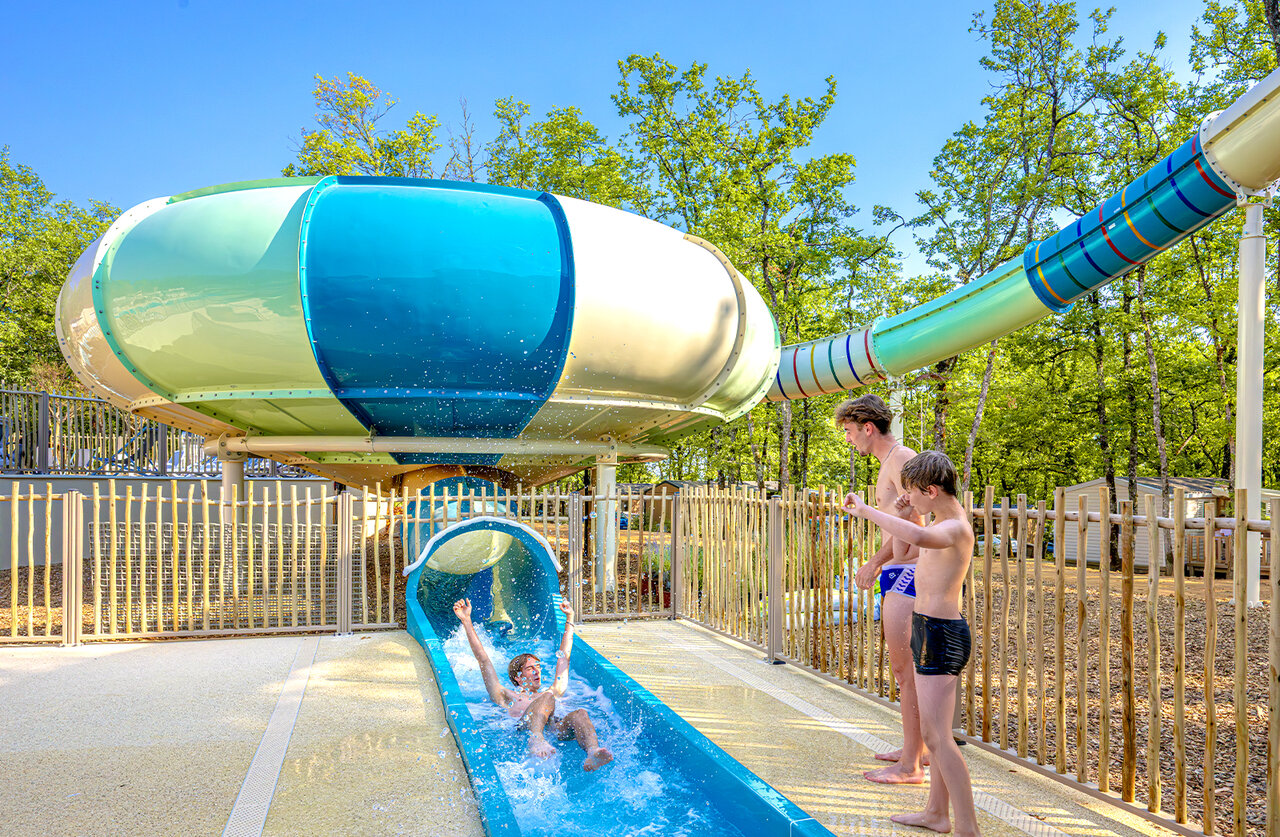 Riesenwasserrutsche und Schwimmbad auf Camping CLICOCHIC Lou Castel in Castelnaud-la-Chapelle (24)