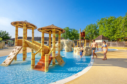 Wasserspielplatz mit Rutschen und Kippeimer auf dem Campingplatz CLICOCHIC Lou Castel in Castelnaud-la-Chapelle (24).