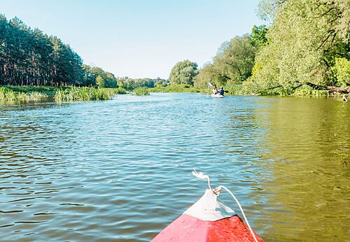 Kajakfahren auf einem gr�nen Fluss mit anderen Kanus auf dem Campingplatz CLICOCHIC Lou Castel in Castelnaud-la-Chapelle (24).