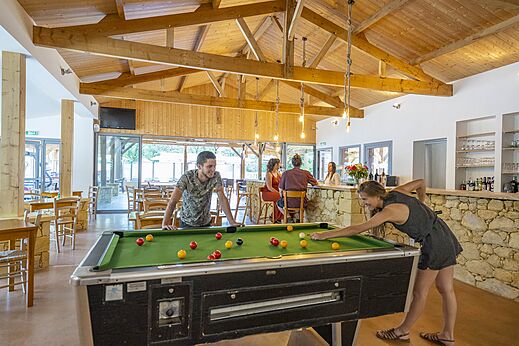 Billardspiel und lebhafte Bar auf dem Campingplatz CLICOCHIC Lou Castel in Castelnaud-la-Chapelle (24).