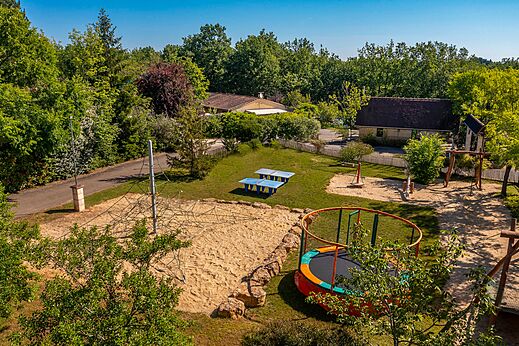 Spielplatz, Trampolin, Kletternetz auf Camping CLICOCHIC Lou Castel.