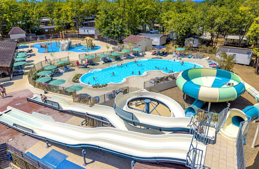 Wasserpark mit Pools, Rutschen und Wasserspielen auf Camping CLICOCHIC Lou Castel.