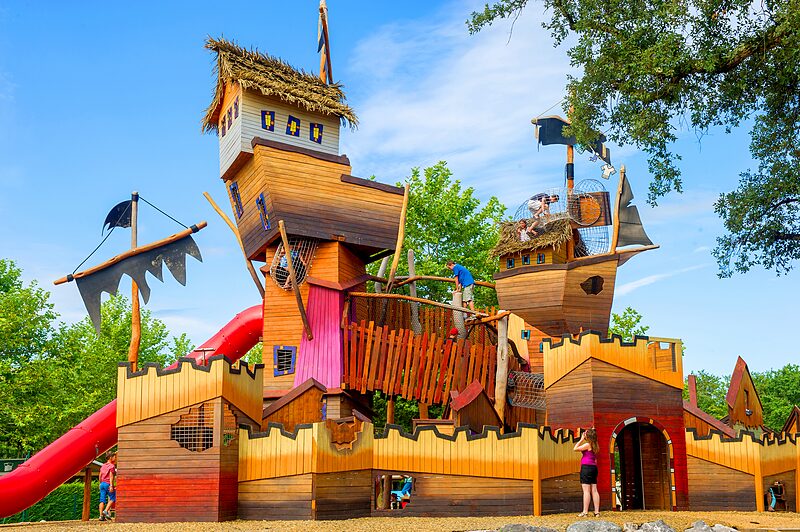 Carabouille Spielplatz - Gro�er Holzspielplatz Piratenschiff-Thema auf dem Campingplatz CAPFUN Lou Puntaou in LEON (40).