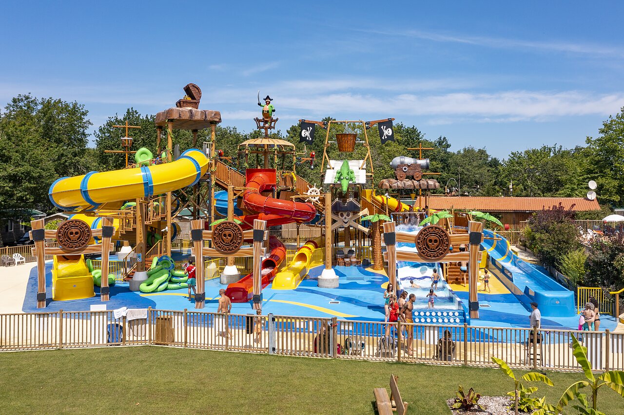 Pirate water park with slides and water games at CAPFUN Lou Puntaou campsite in LEON.