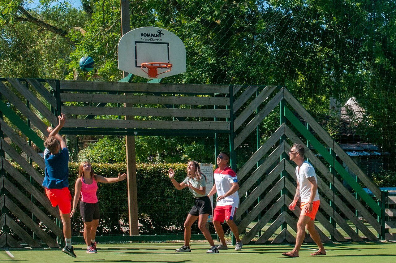 Family playing basketball on multisport court at CAPFUN Lou Puntaou campsite in LEON (40).