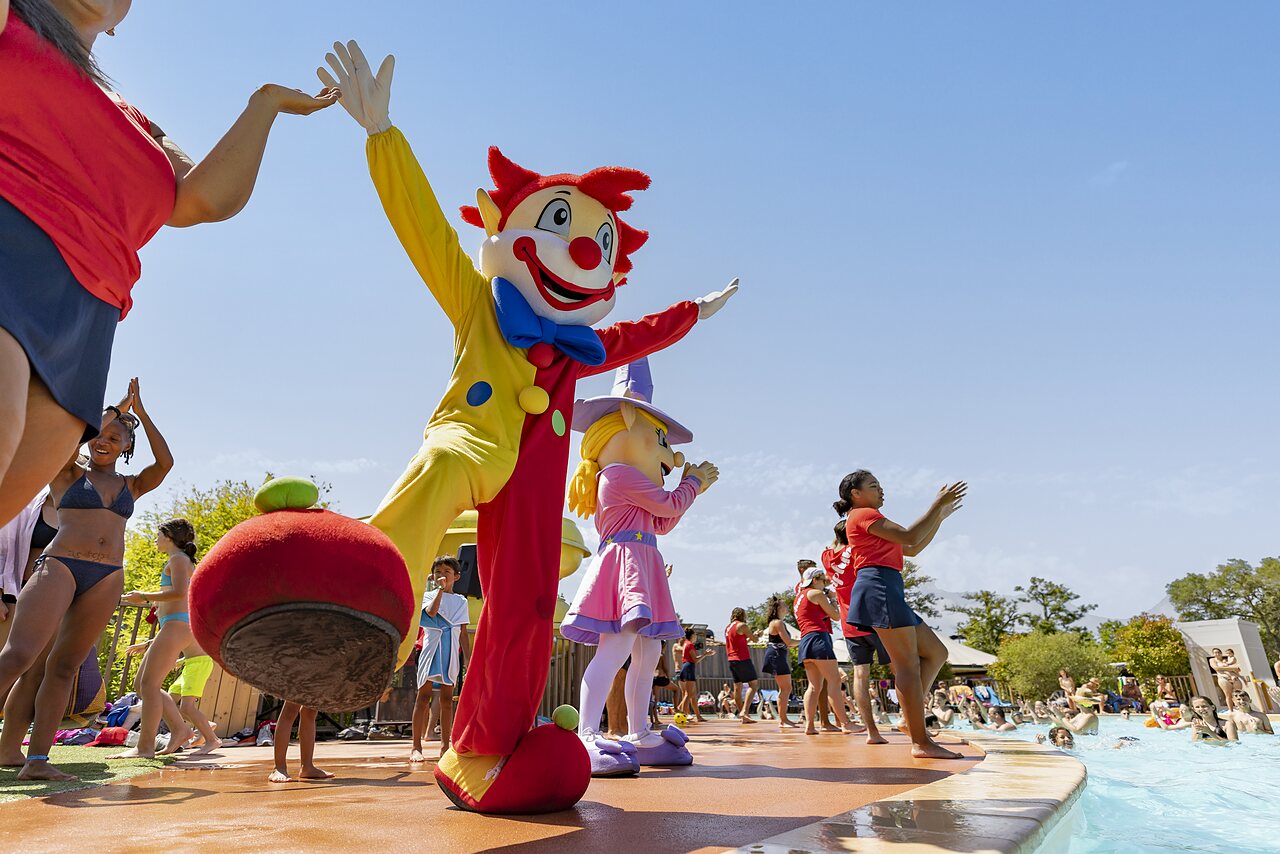Mascots and animators entertain at the pool CAPFUN Lou Puntaou in LEON (40).