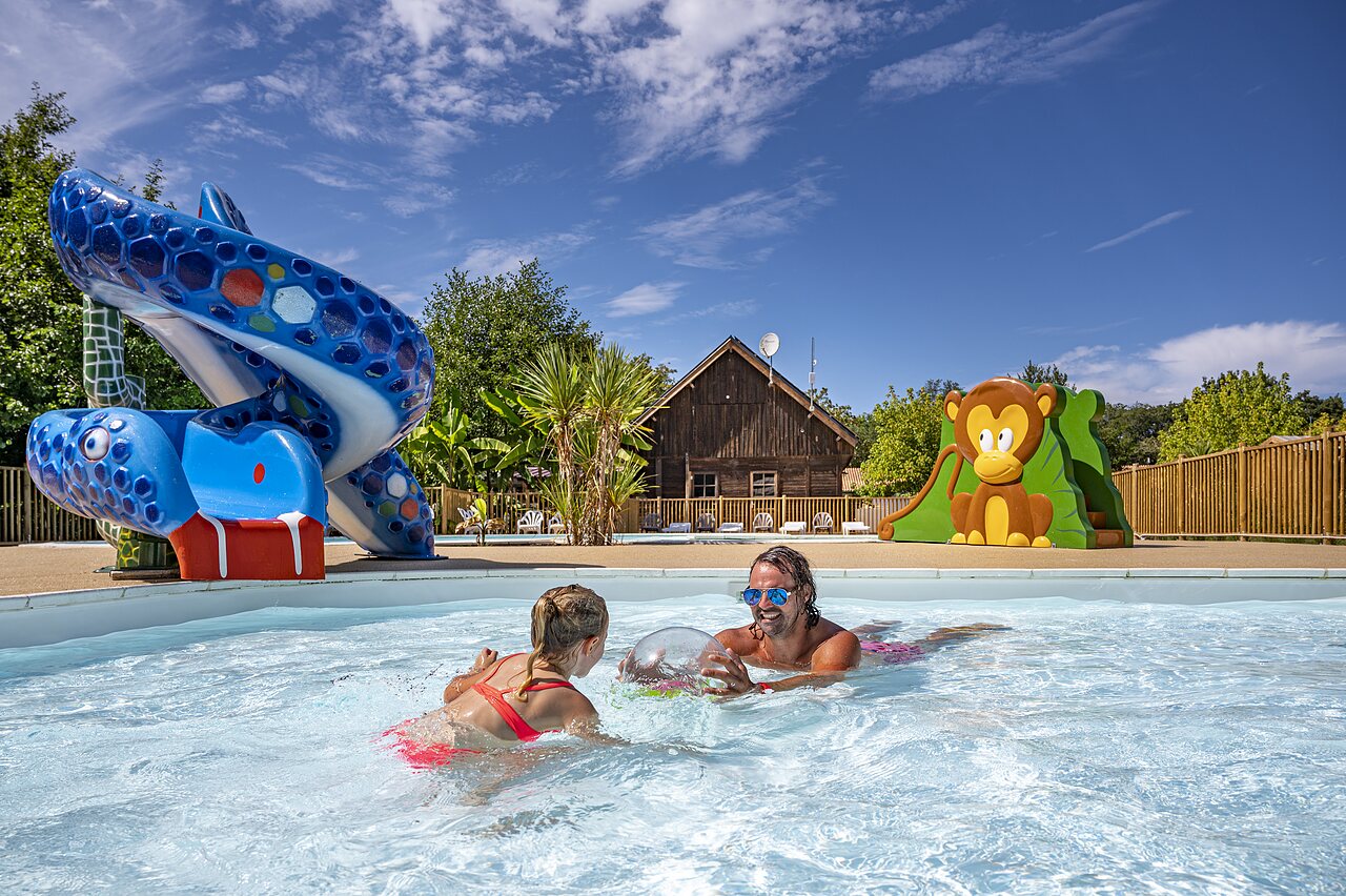 Outdoor swimming pool with fun slides, man and child at CAPFUN Lou Puntaou in LEON (40).