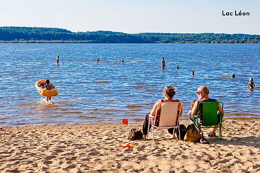 Sandstrand und Baden am Lac Léon, touristischer Ort nahe Léon.