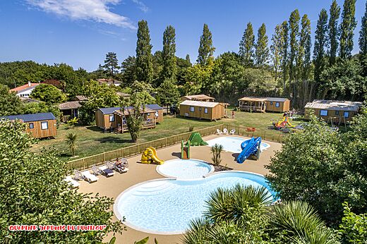 Luftaufnahme Schwimmbad mit Rutschen und Mobilheime auf Camping CAPFUN Lou Puntaou in LEON (40).