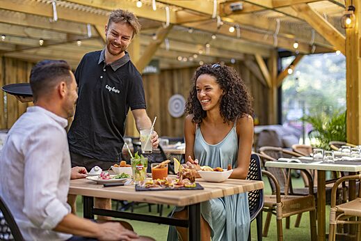 Terrassenrestaurant-Service auf dem Campingplatz CAPFUN Lou Puntaou in LEON (40).