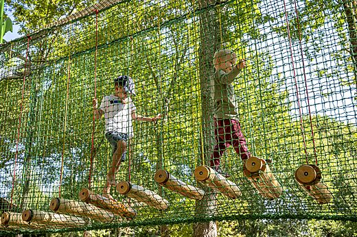 Kinder auf hängendem Netzparcours auf dem Campingplatz CAPFUN Lou Puntaou in LEON (40).