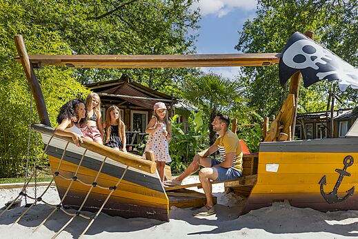Piratenschiff Spielplatz auf dem Campingplatz CAPFUN Lou Puntaou in LEON (40).