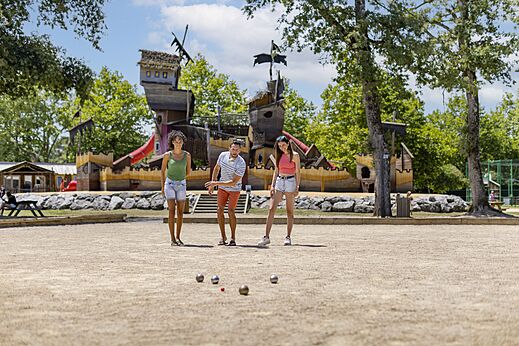 Bocciabahn, Spielplatz auf dem Campingplatz CAPFUN Lou Puntaou in LEON (40).
