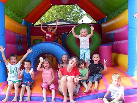 Bunte Hüpfburgen für Kinder auf Campingplatz CAPFUN Lou Puntaou in LEON (40).