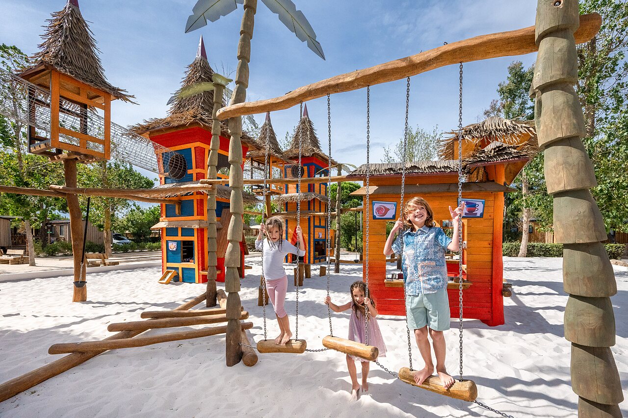 Spielplatz, Kinder auf Schaukeln, Camping CAPFUN Lou Village in Vendres (34).