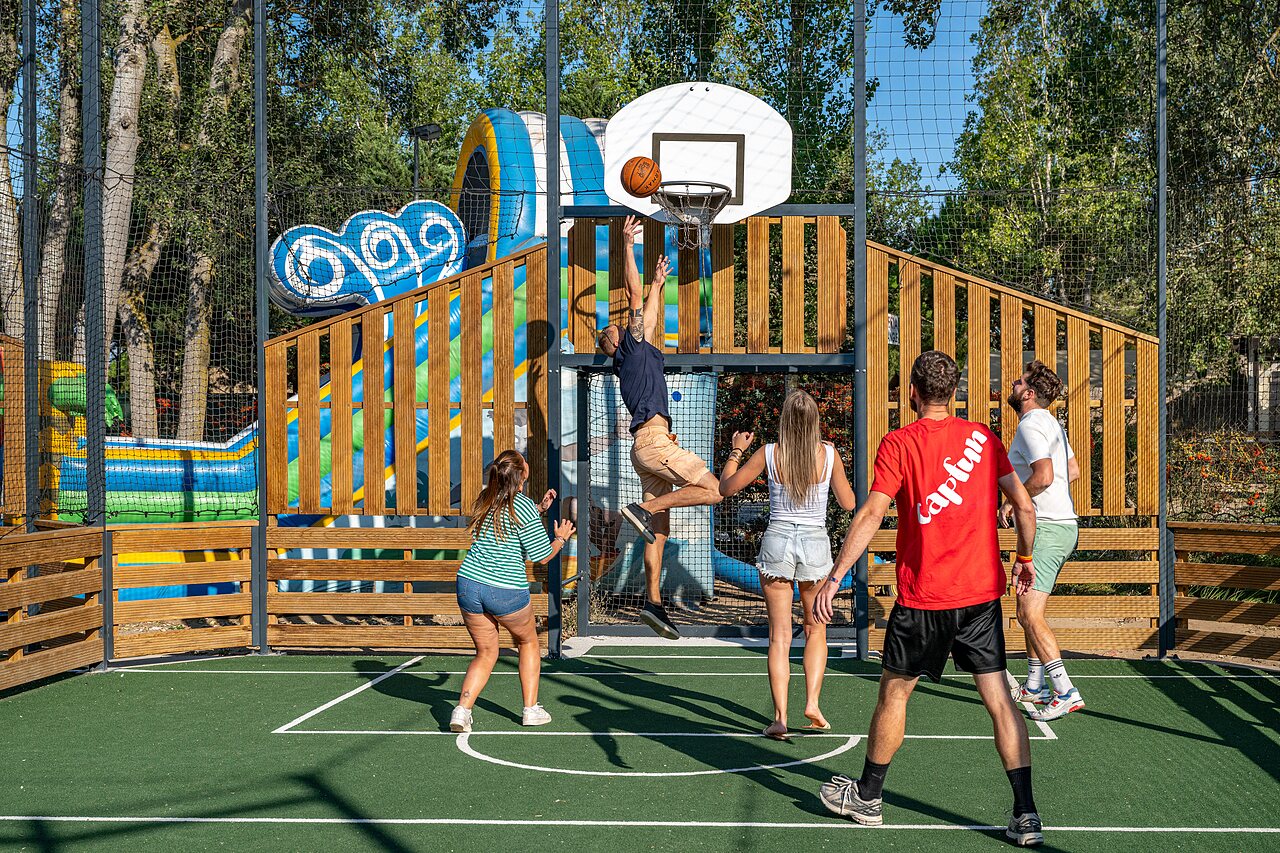 Multisportplatz, Basketball und H�pfburgen auf dem Campingplatz CAPFUN Lou Village in Vendres.