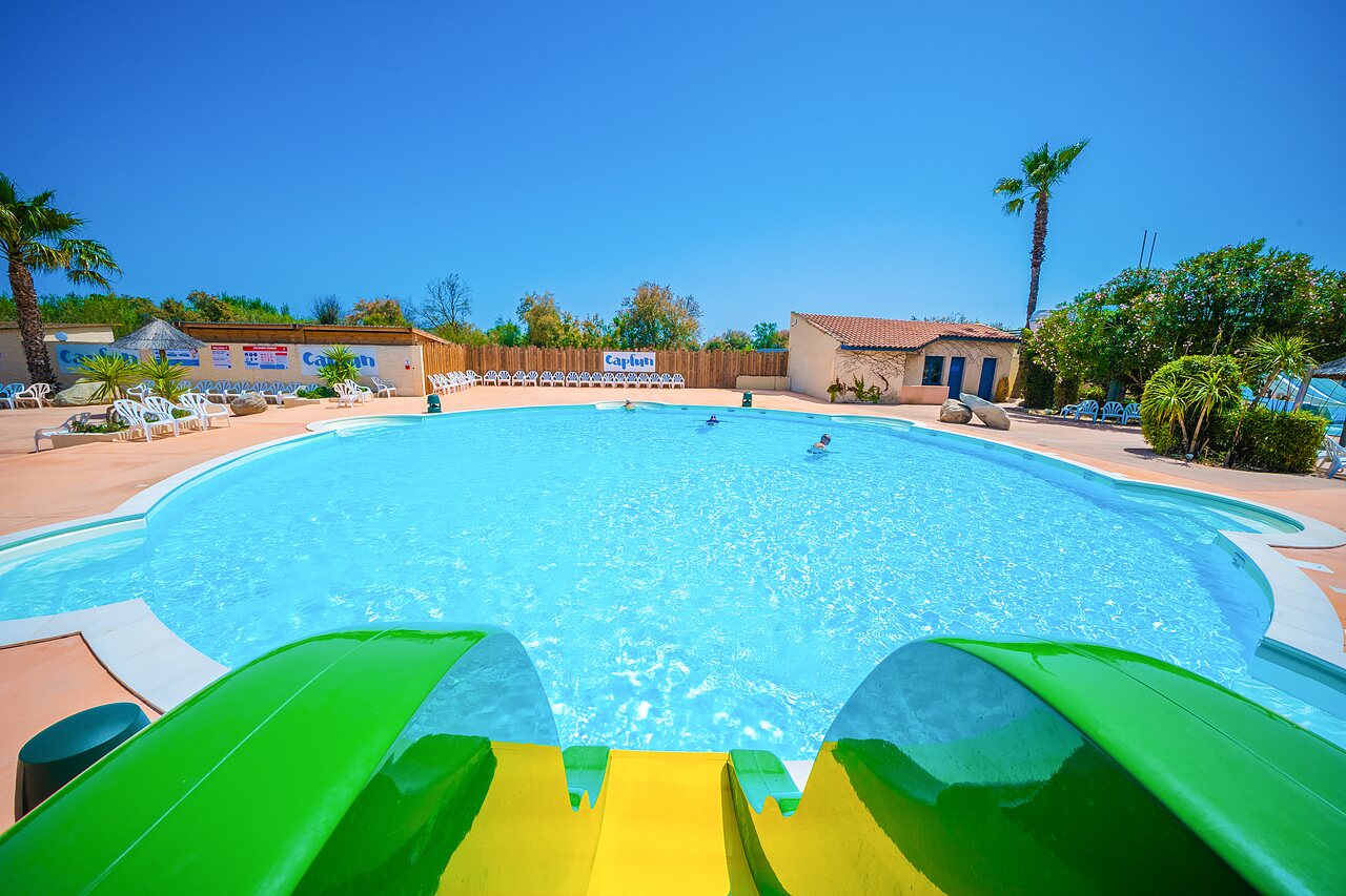Wasserrutsche, gro�er Au�enpool auf Campingplatz CAPFUN Lou Village in Vendres (34).