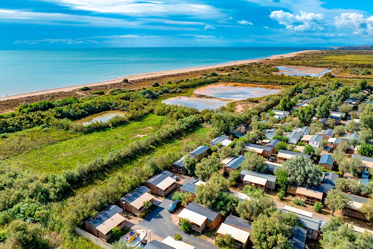 Luftaufnahme Mobil-homes, Strand und Mittelmeer auf dem Campingplatz CAPFUN Lou Village in Vendres (34).