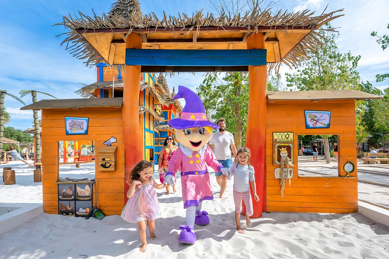 Maskottchen, Kinder, Sandspiele auf dem Campingplatz CAPFUN Lou Village in Vendres (34).