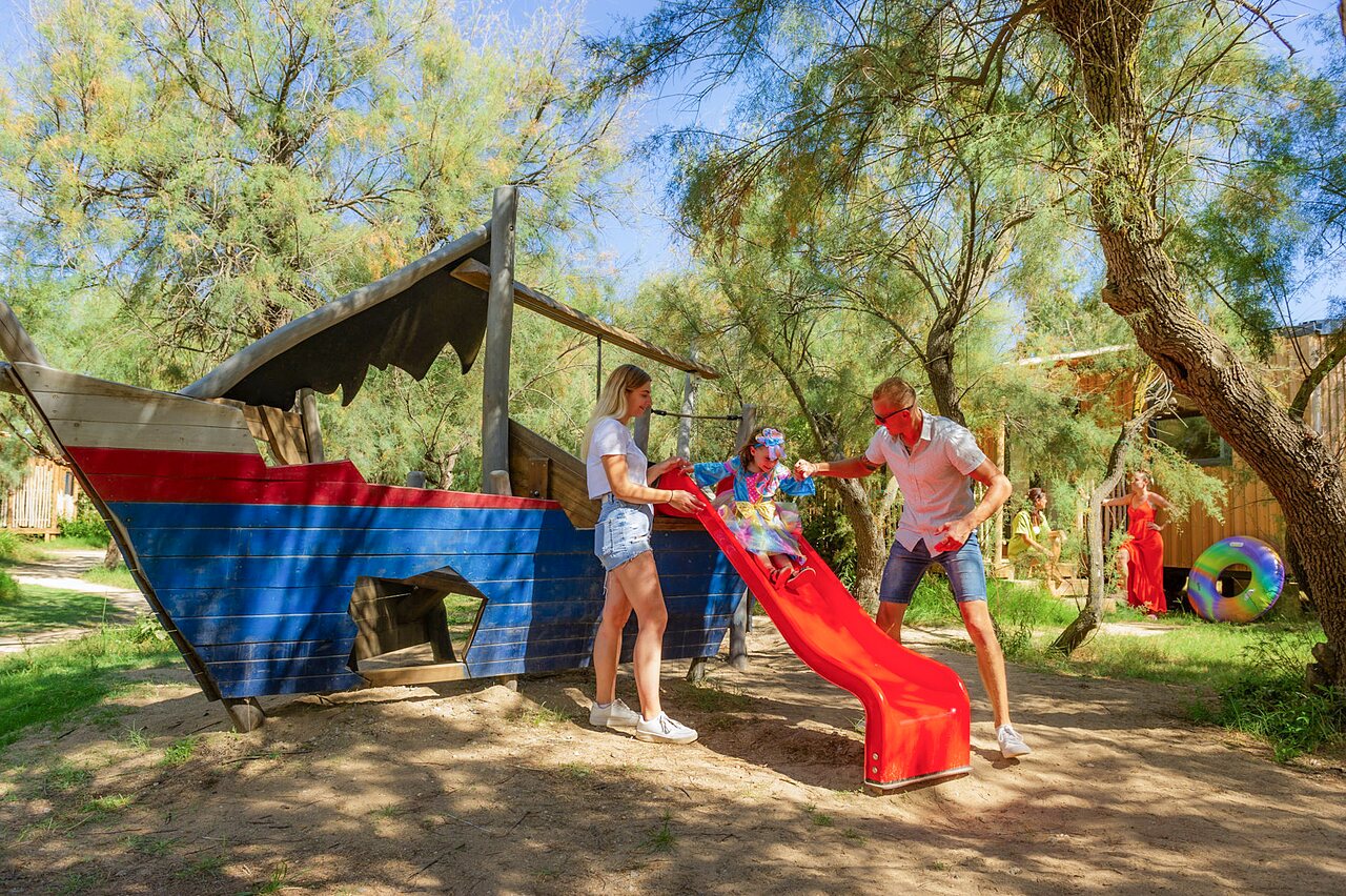 Piratenschiff-Spielplatz mit Rutsche, Familie auf dem Campingplatz CAPFUN Lou Village in Vendres (34).