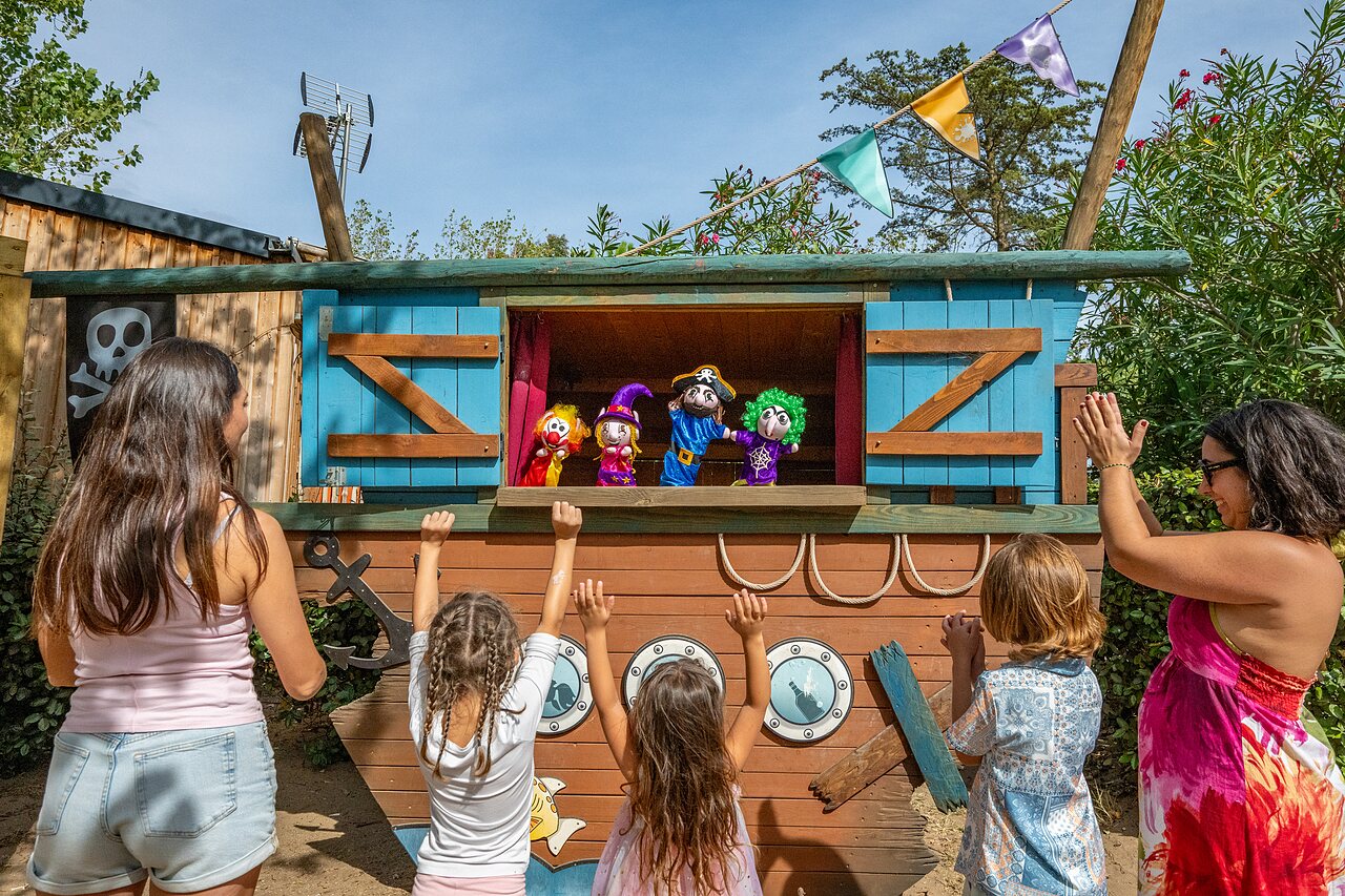 Puppentheater f�r Kinder auf dem Campingplatz CAPFUN Lou Village in Vendres (34).