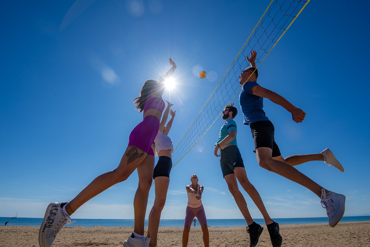 Beachvolleyball-Spiel am Strand auf dem Campingplatz CAPFUN Lou Village in Vendres (34).