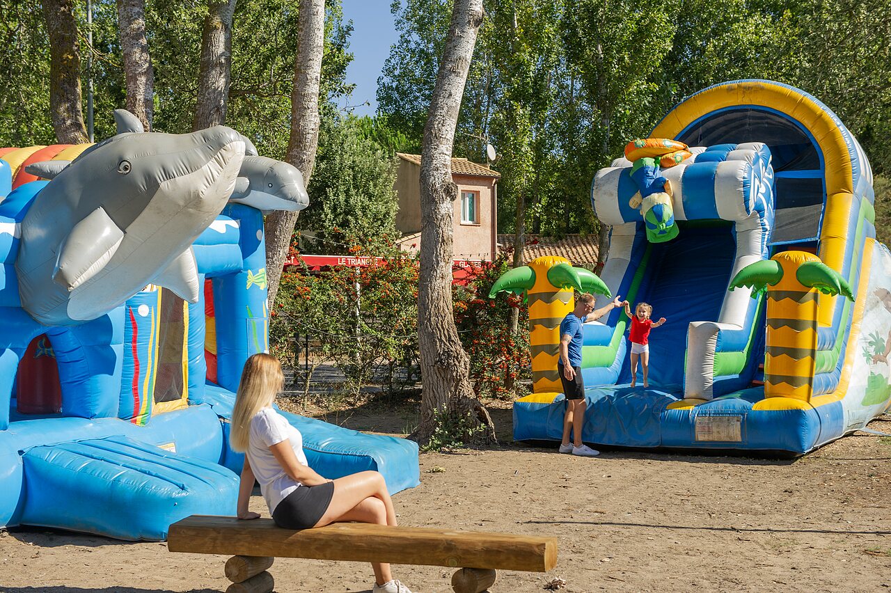Aufblasbare Rutschen und Kinderspiele auf dem Campingplatz CAPFUN Lou Village in Vendres (34).