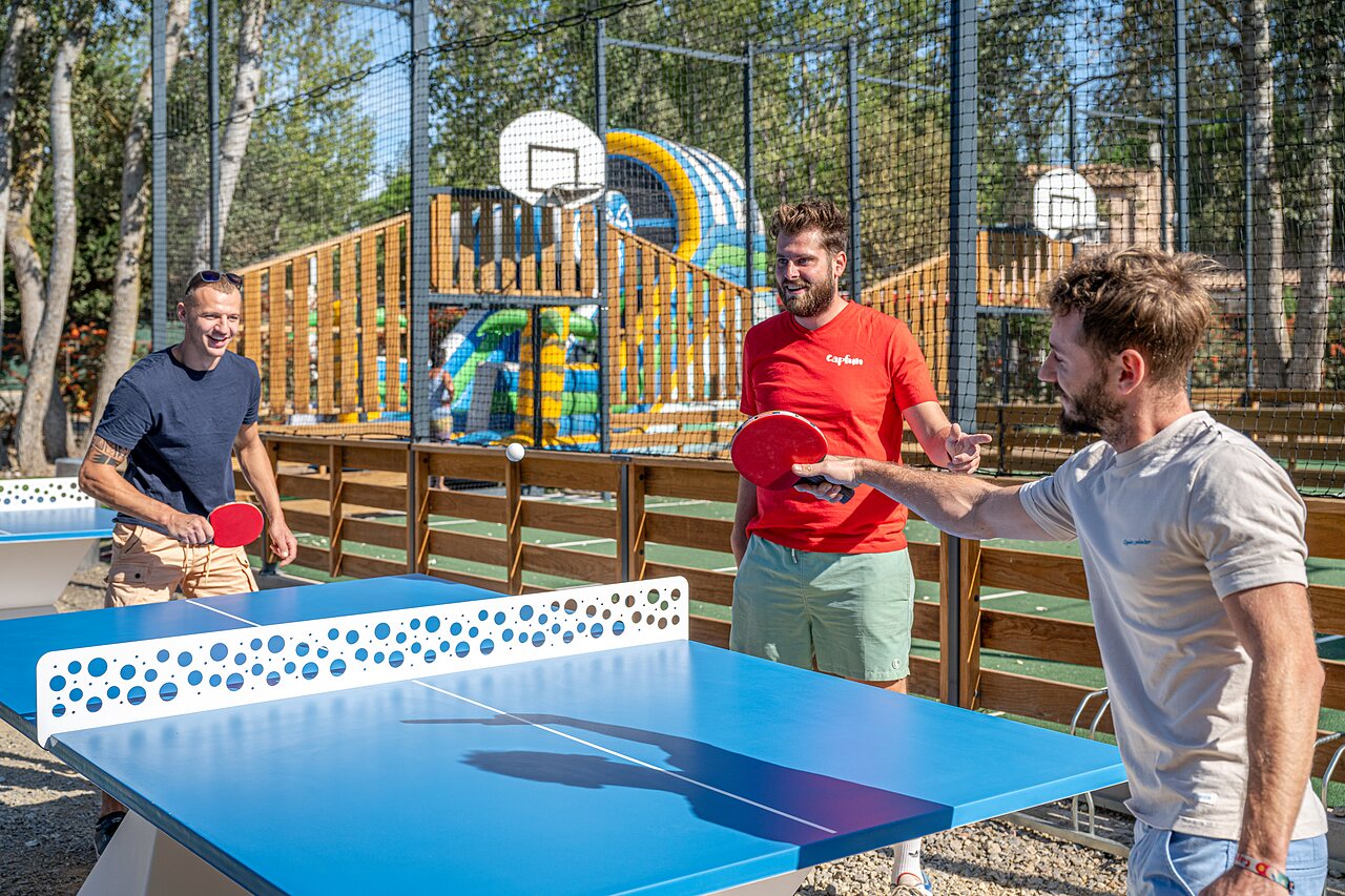 Tischtennisspiel mit Freunden, Multisportplatz auf dem Campingplatz CAPFUN Lou Village in Vendres (34).