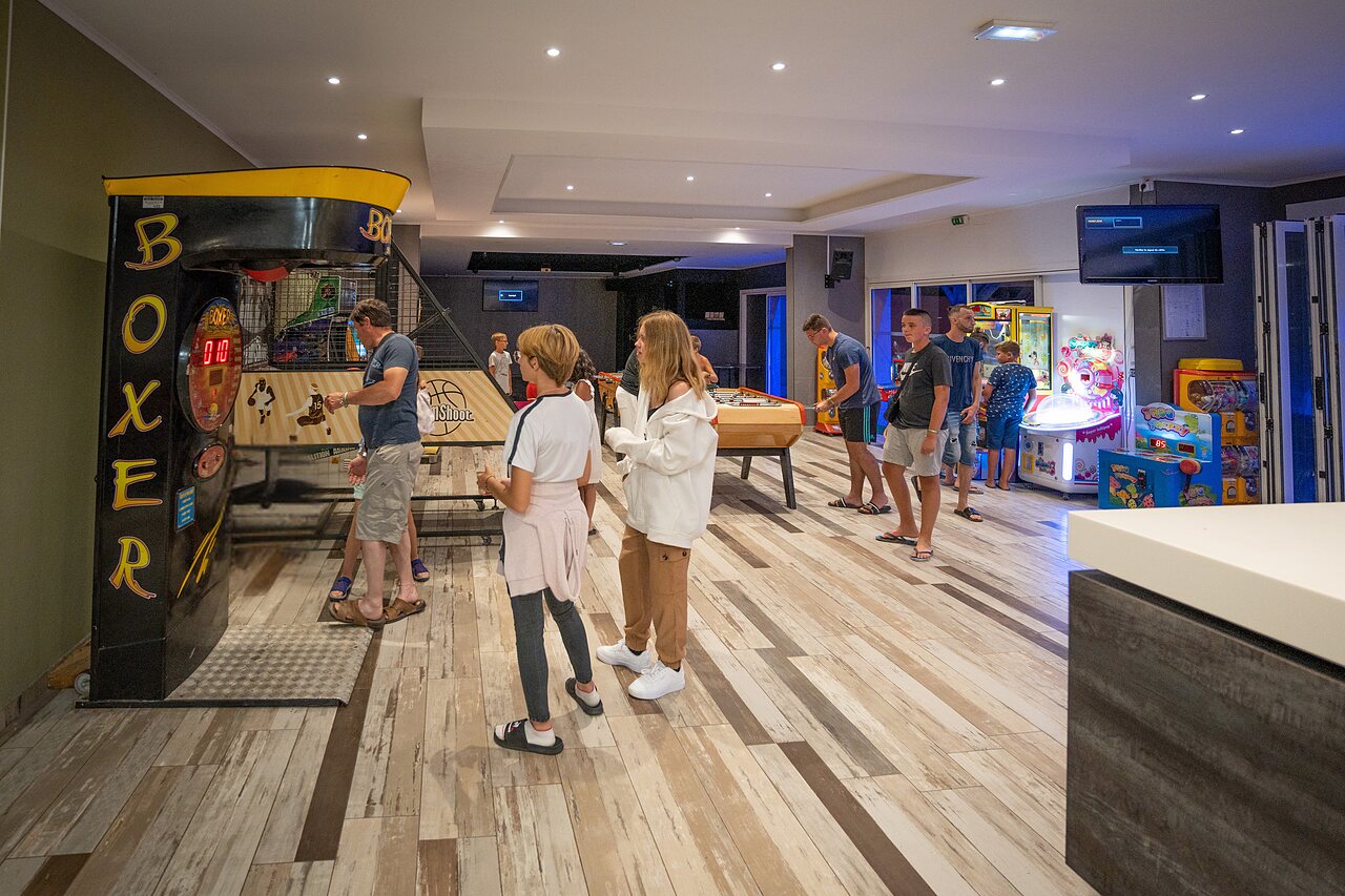 Indoor-Spielzimmer mit Boxautomat und Kicker auf dem Campingplatz CAPFUN Lou Village in Vendres (34).