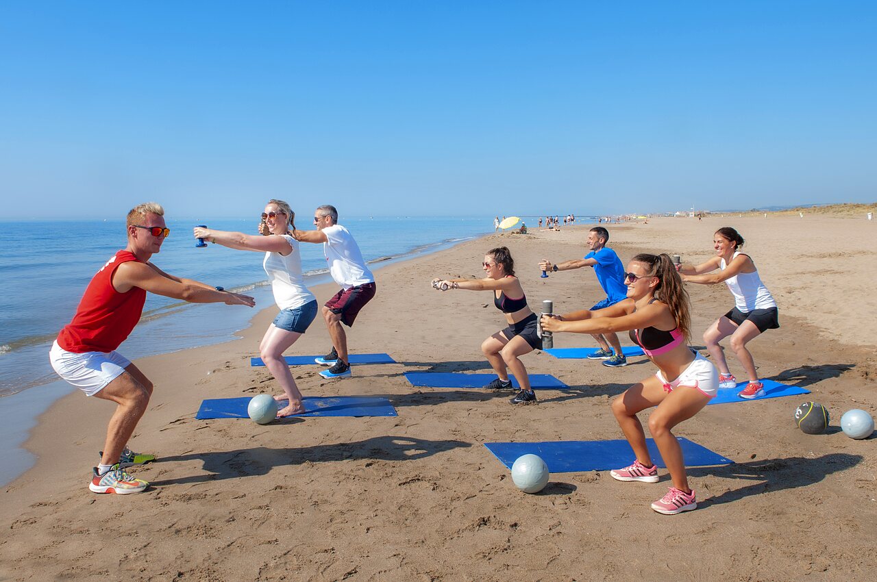 Fitness-Session am Strand mit Animateur auf dem Campingplatz CAPFUN Lou Village in Vendres (34).