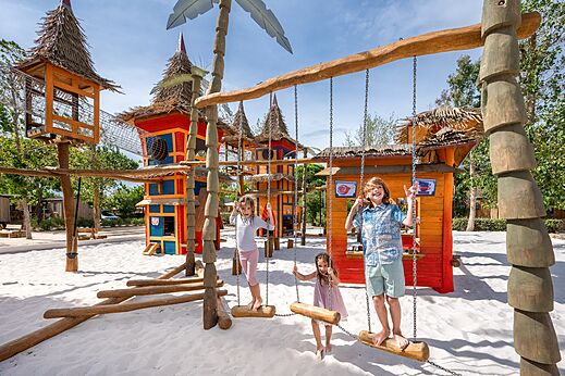 Spielplatz, Kinderschaukeln auf dem Campingplatz CAPFUN Lou Village in Vendres.