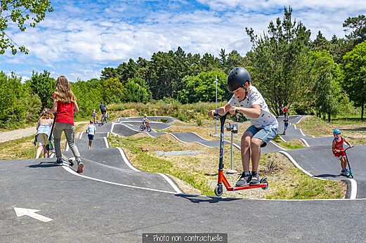 Pumptrack Kinder Roller Rad auf dem Campingplatz CAPFUN Lou Village in Vendres.