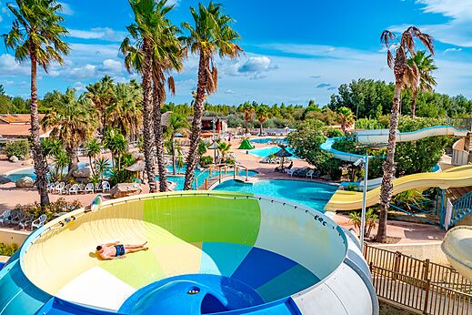 Trichter-Wasserrutsche und Wasserpark auf dem Campingplatz CAPFUN Lou Village in Vendres (34).
