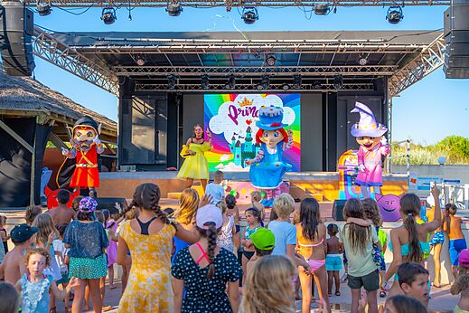 Kinderanimation mit Maskottchen auf der Bühne im CAPFUN Lou Village, Vendres (34).
