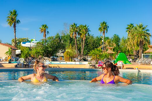 Pool-Jacuzzi mit zwei Frauen auf dem Campingplatz CAPFUN Lou Village in Vendres.