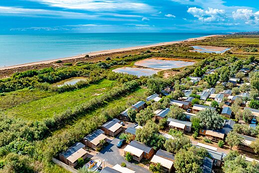 Luftaufnahme Mobil-heime und Strand des Campingplatzes CAPFUN Lou Village in Vendres (34).