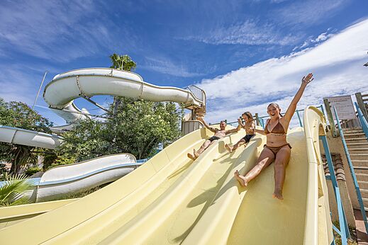 Fröhliche Familie auf riesiger Wasserrutsche im CAPFUN Lou Village, Vendres (34).