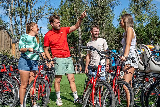 Rote Fahrräder zur Miete für Ausflüge auf dem Campingplatz CAPFUN Lou Village in Vendres (34).