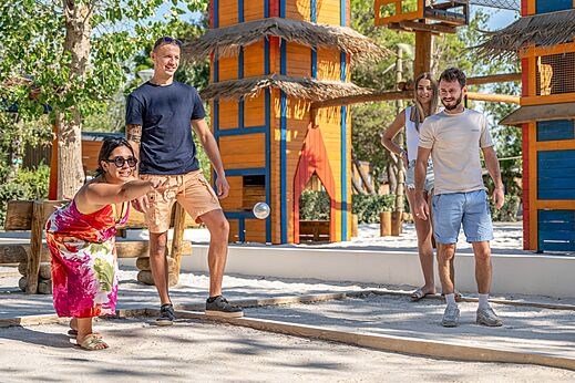 Familie spielt Boule auf einem Spielplatz im Camping CAPFUN Lou Village in Vendres (34).