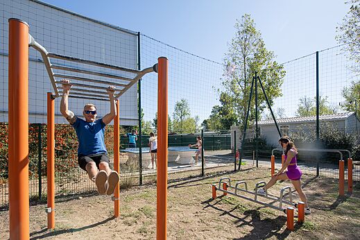 Outdoor-Fitnessbereich, Stangen und Sprossenwand, Camping CAPFUN Lou Village in Vendres (34).