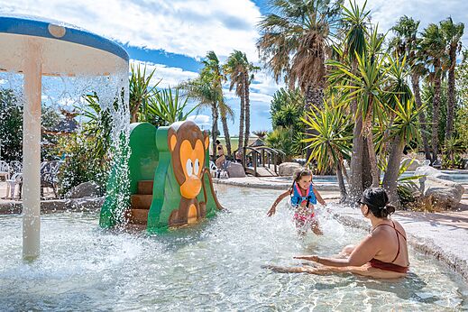 Schwimmbad mit Affenrutsche und Wasserspielen auf dem Campingplatz CAPFUN Lou Village in Vendres.