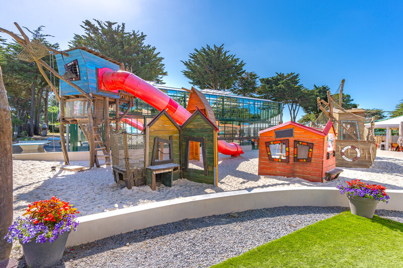 Carabouille Spielplatz - Kinderspielplatz, Rutsche, Holzstrukturen auf CAPFUN Madrague PORNIC (44).