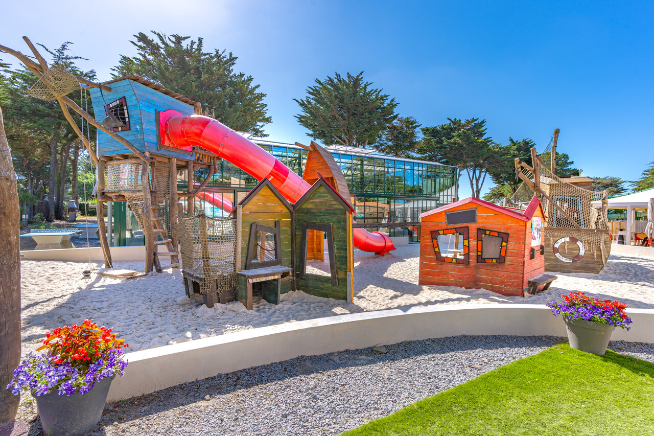 Kinderspeeltuin, glijbaan, houten structuren op CAPFUN Madrague PORNIC (44).