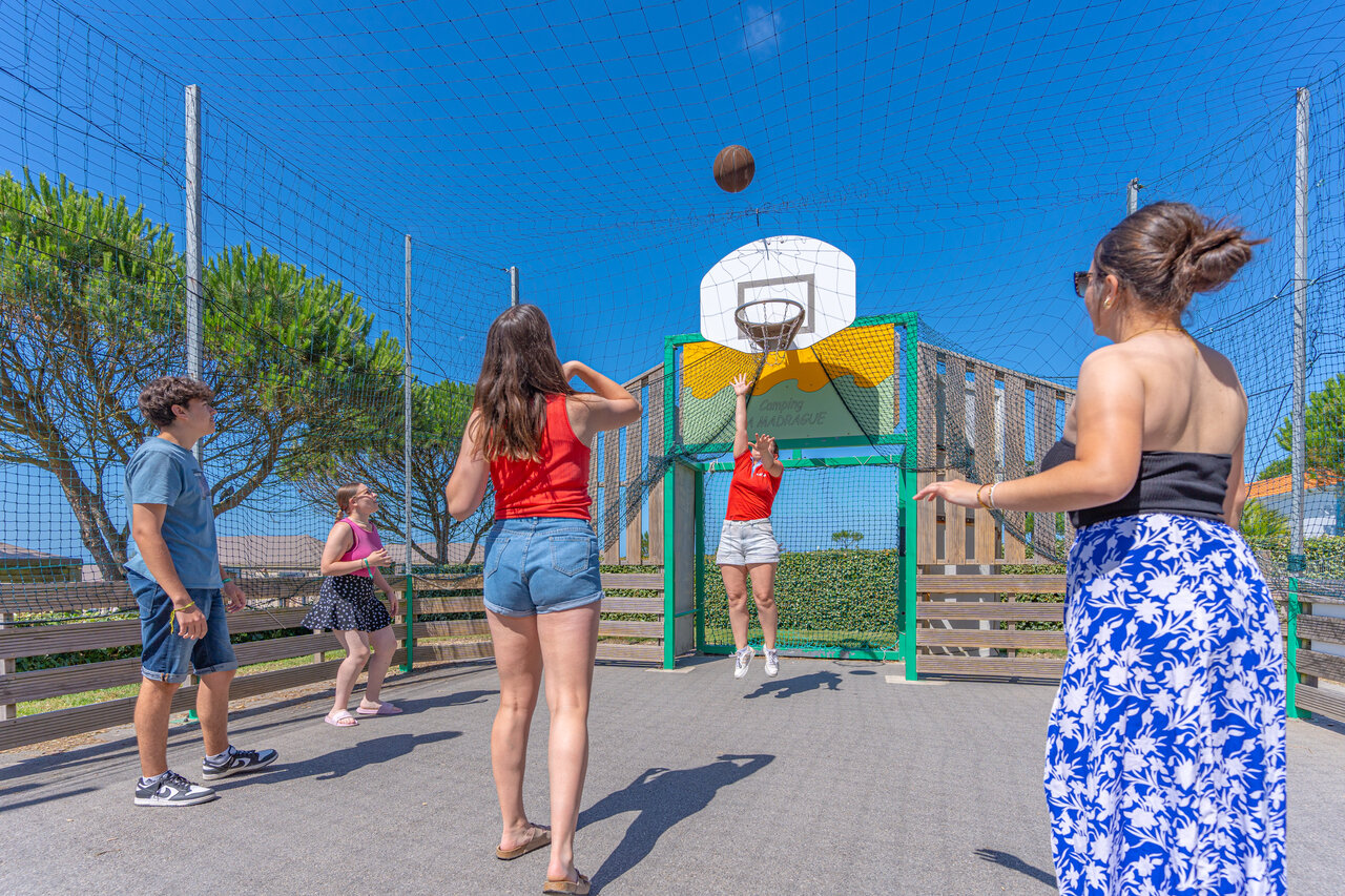 Buiten basketbalveld voor jongeren op camping CAPFUN Madrague in PORNIC (44).