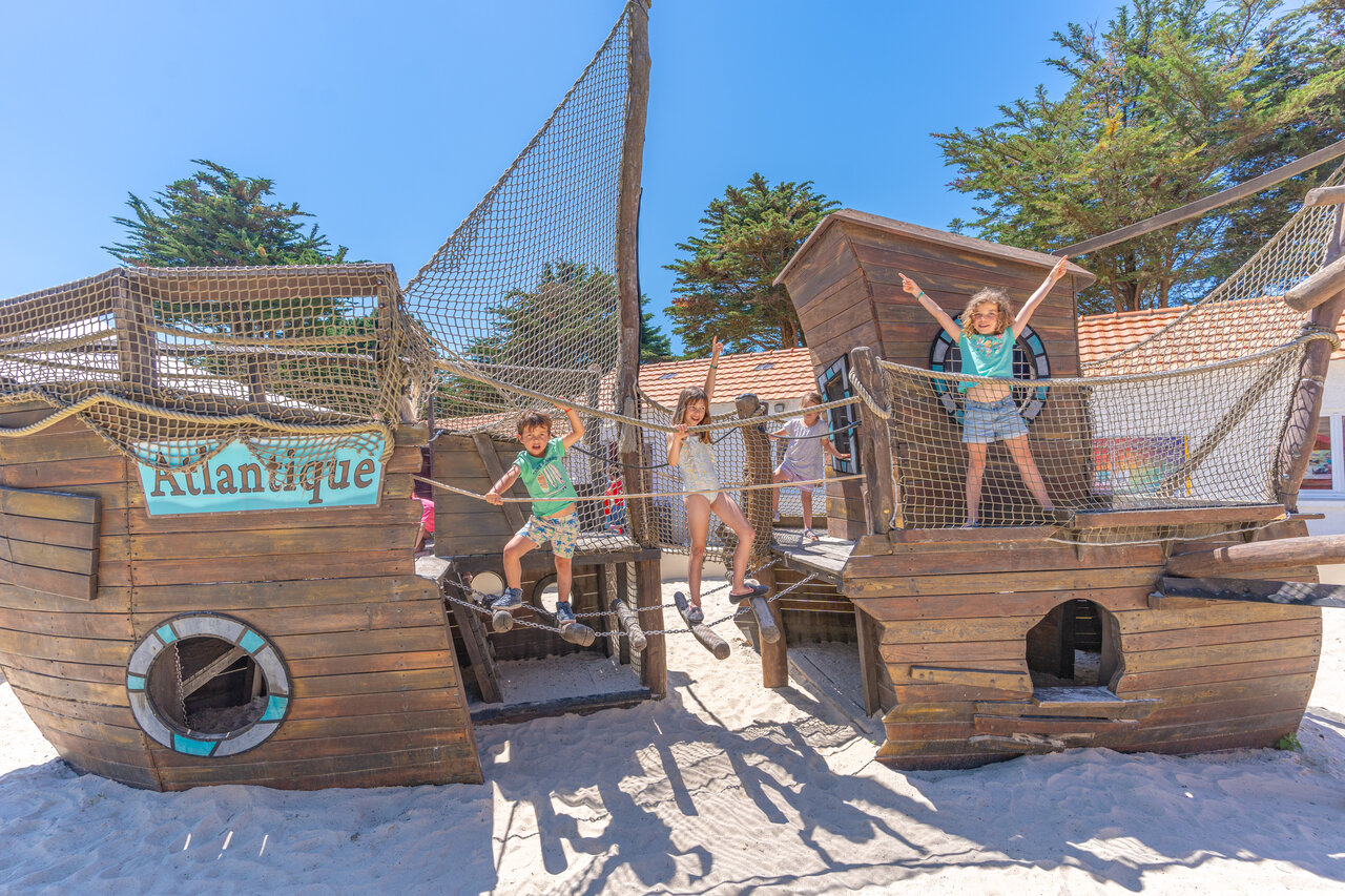 Piratenboot speeltuin met blije kinderen op camping CAPFUN Madrague in PORNIC (44).