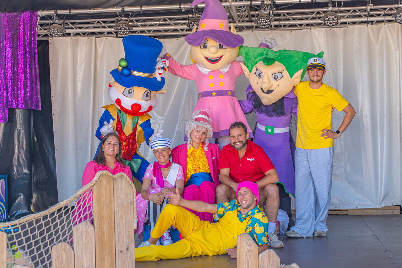 Mascottes en lachend animatieteam op podium bij camping CAPFUN Madrague in PORNIC (44).