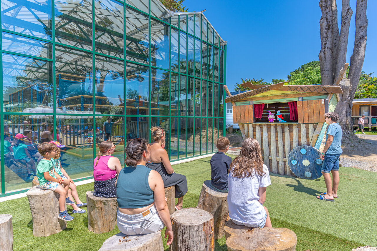 Poppenkastvoorstelling en overdekte speeltuin op camping CAPFUN Madrague in PORNIC (44).