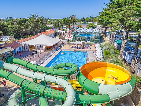 Riesenrutschen und Au�enpool auf dem Campingplatz CAPFUN Madrague in PORNIC (44).