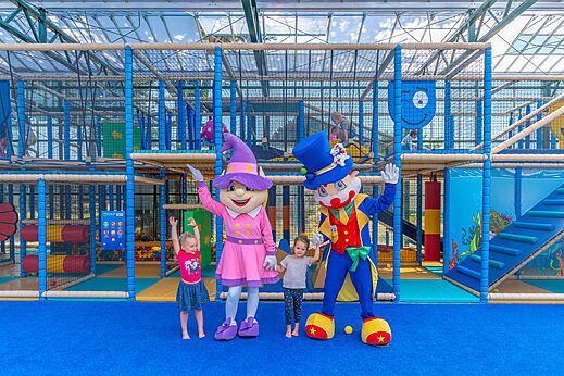 Gro�er Indoor-Spielplatz mit Maskottchen und Kindern auf dem Campingplatz CAPFUN Madrague in PORNIC (44)