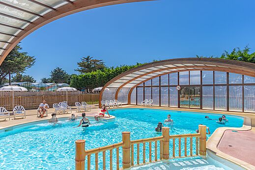 Au�en- und Hallenbad mit Badeg�sten auf dem Campingplatz CAPFUN Madrague in PORNIC (44).